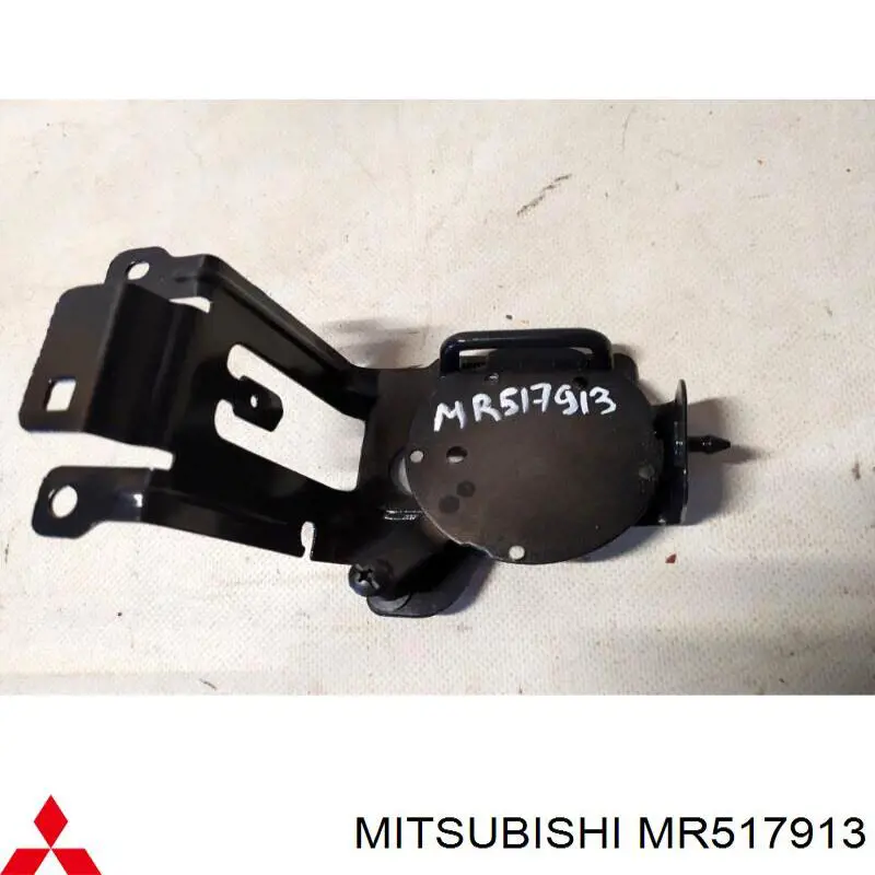 MR517913 Mitsubishi кронштейн кріплення протитуманною фари, лівою