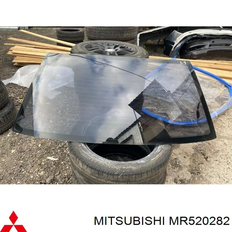 MR520282 Mitsubishi скло заднє