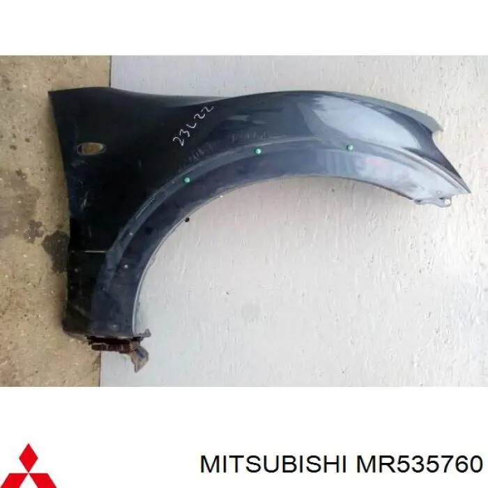 MR535760 Mitsubishi крило переднє праве