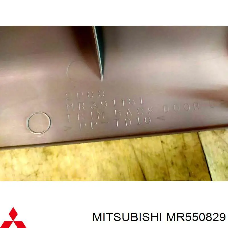 Обшивка-облицювання п'ятих дверей Mitsubishi MR550829 ціна, від 12.18 USD