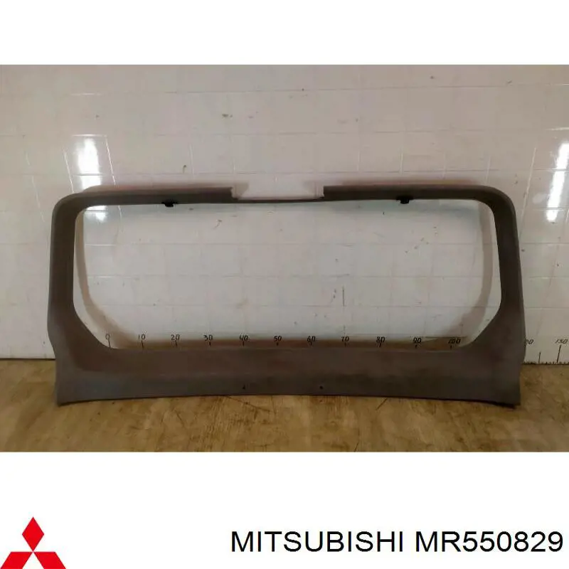 MR550829 Mitsubishi Облицювання багажника п'ятих дверей
