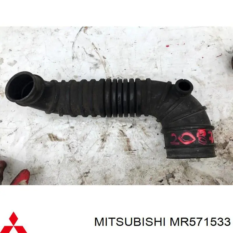 MR571533 Mitsubishi Патрубок повітряний, вихід повітряного фільтра