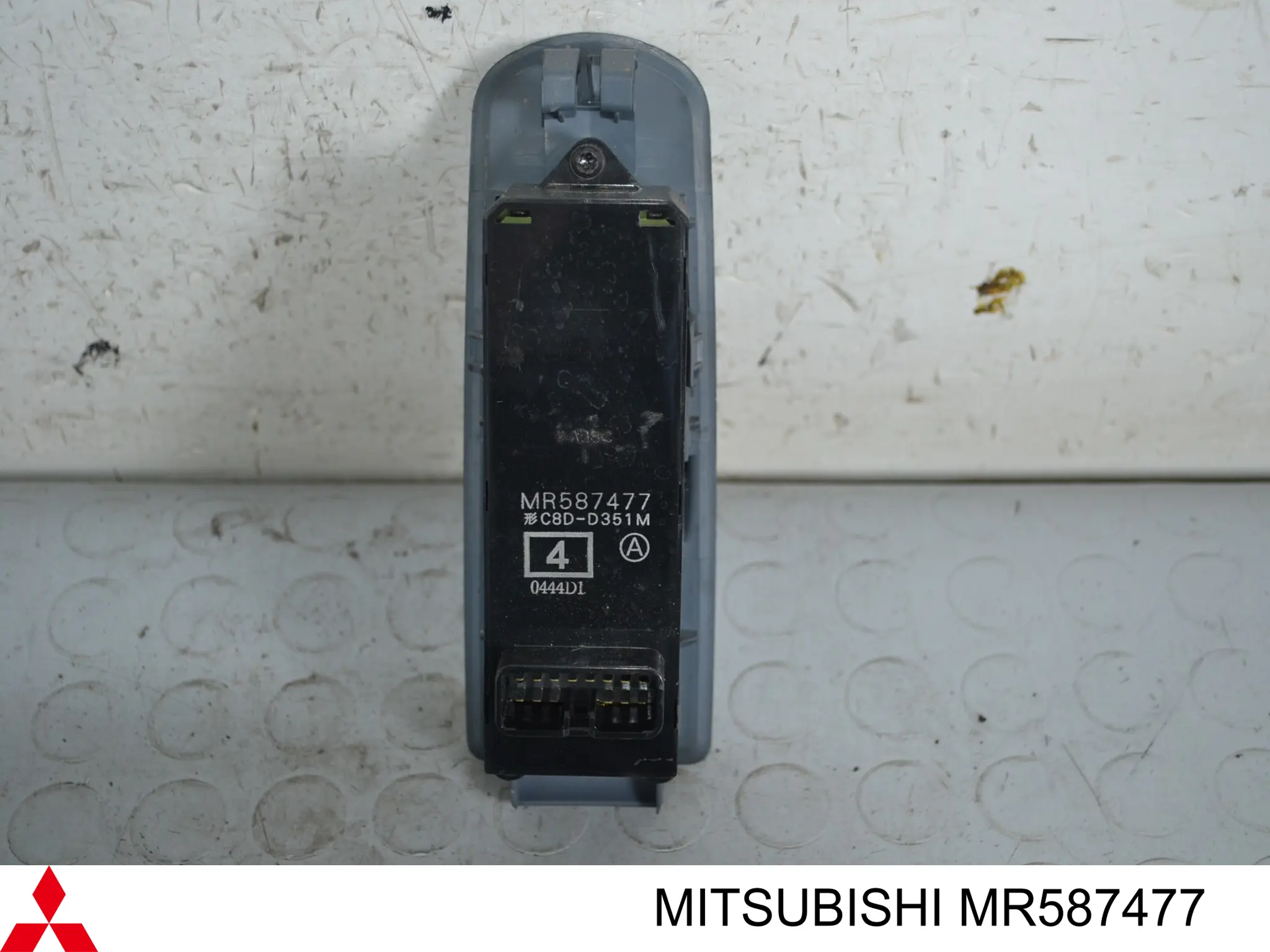 MR587477 Mitsubishi Кнопки переднього лівого склопід'ємника