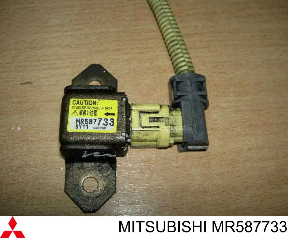Купити MR587733 Mitsubishi Датчик AIRBAG передній