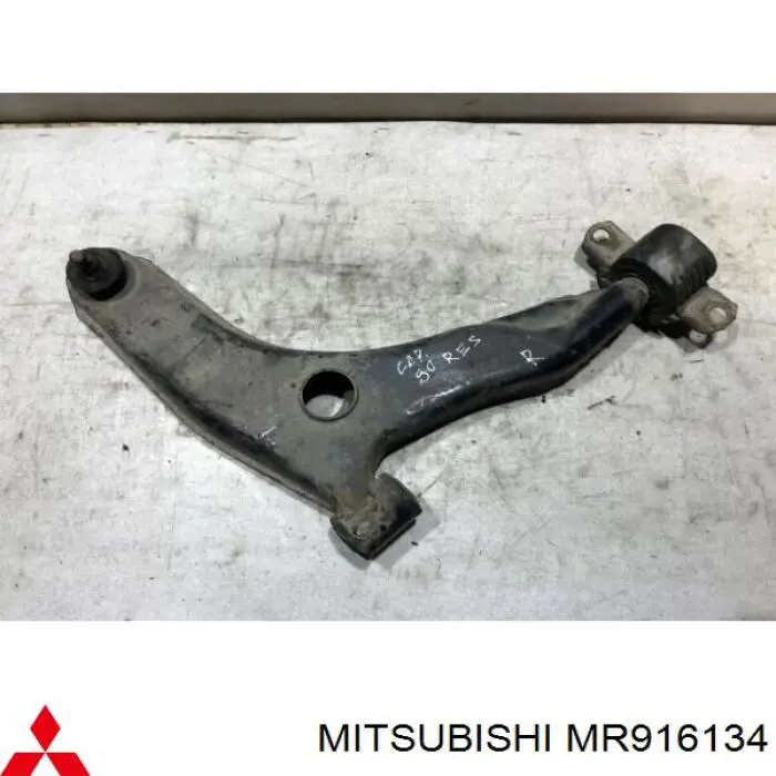MR916134 Mitsubishi важіль передньої підвіски нижній, правий