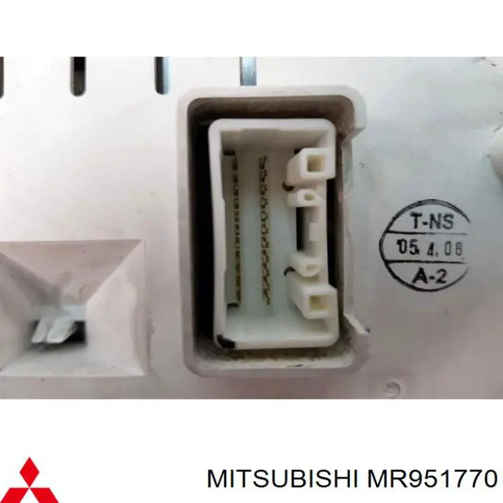 Щиток приладів (комбінація) Mitsubishi MR951770