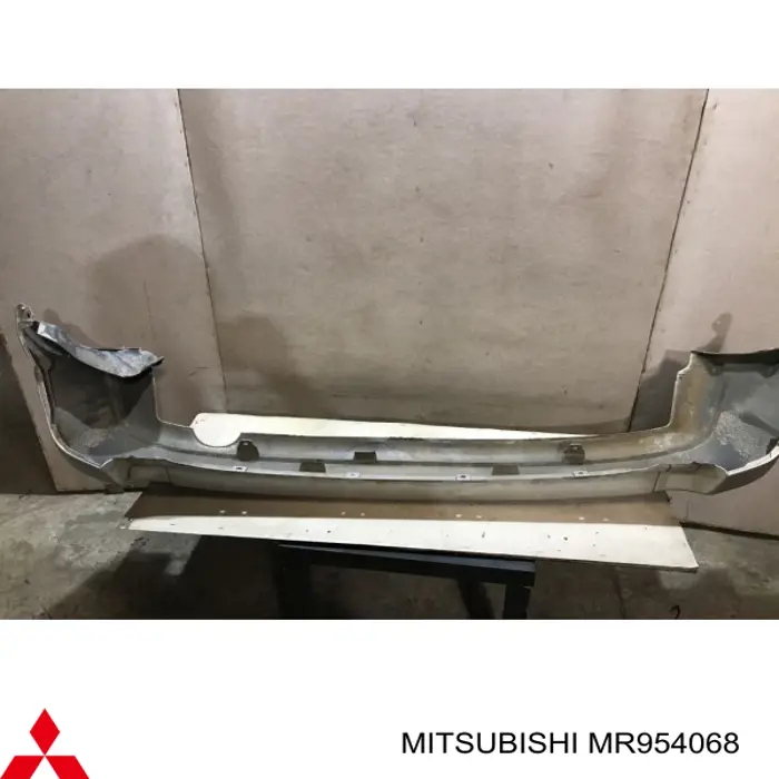 Купити MR954068 Mitsubishi Задній бампер