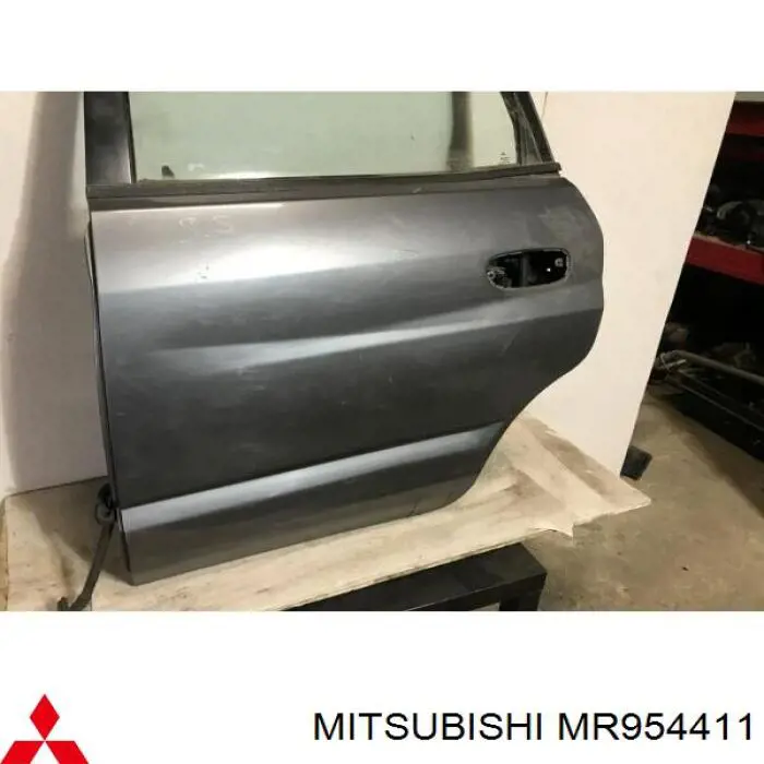 MR954411 Mitsubishi Двері пасажирськи задні ліві