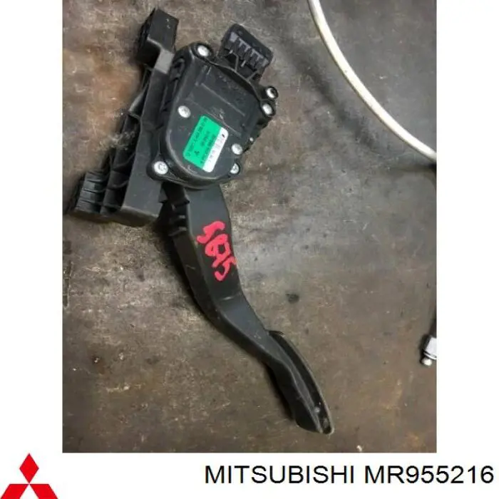 MR955216 Mitsubishi Педаль газу (акселератора)
