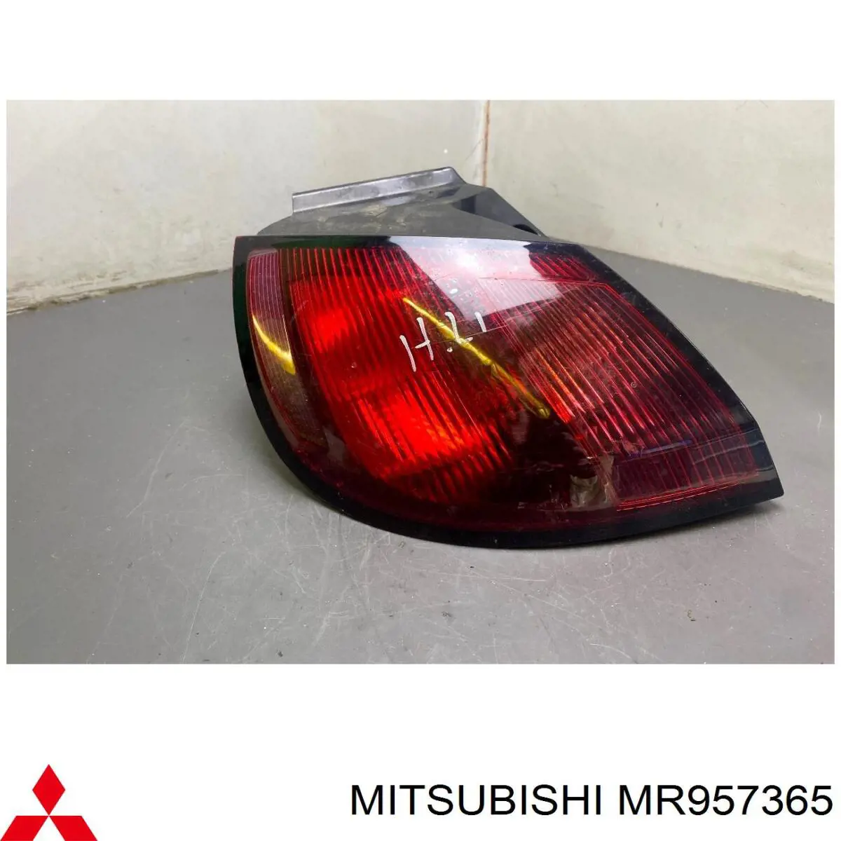 Ліхтар задній лівий, зовнішній MR957365 Mitsubishi