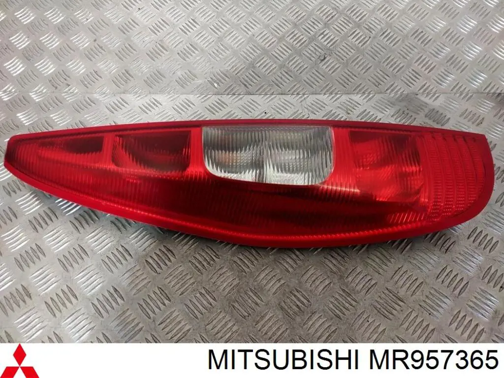 Купити MR957365 Mitsubishi Ліхтар задній
