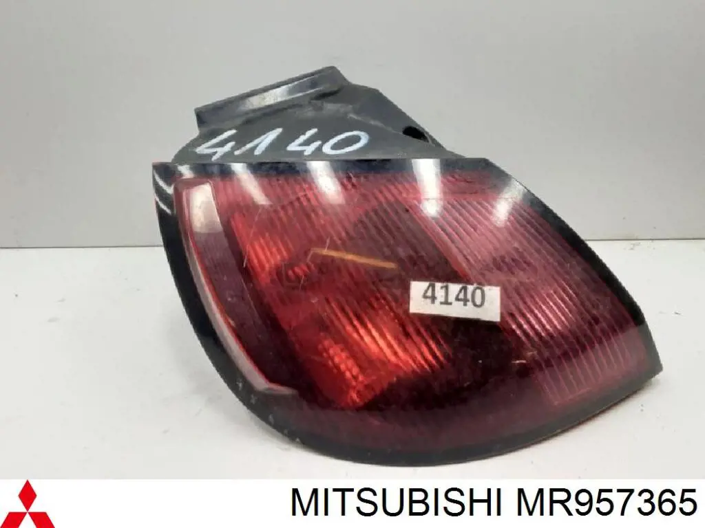 MR957365 Mitsubishi Стоп задній