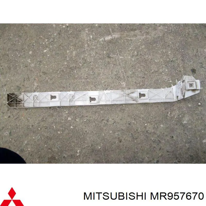 MR957670 Mitsubishi кронштейн бампера заднього, зовнішній правий