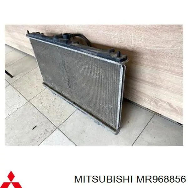 Купити MR968856 Mitsubishi Радіатор двигуна
