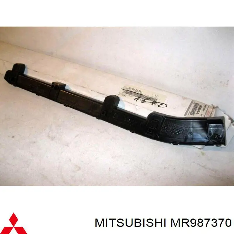 MR987370 Mitsubishi кронштейн бампера заднього, правий