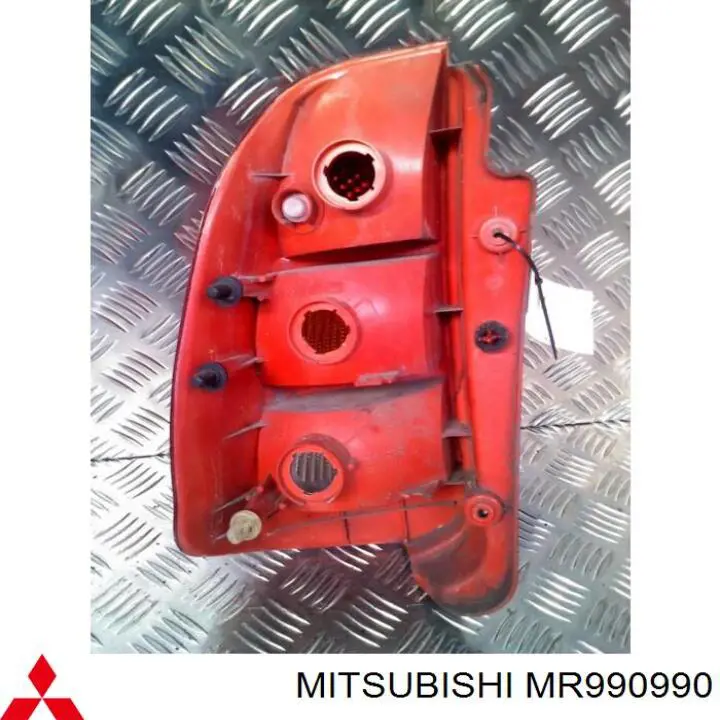 Купити MR990990 Mitsubishi Задня права фара