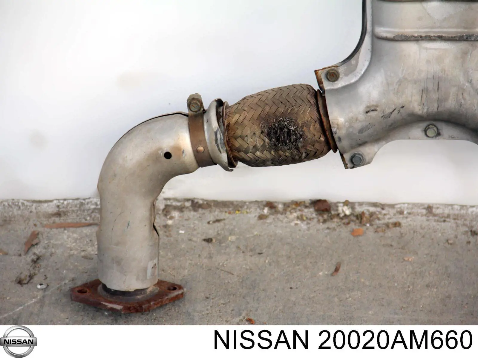 20020AM660 Nissan/Infiniti Глушник передній