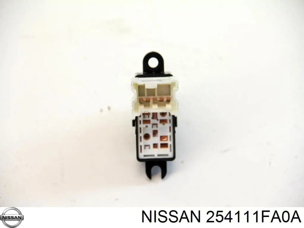 Кнопка вмикання двигуна склопідіймача передня права Nissan Cabstar NT400 (F24M) (Нісан Кабстар)