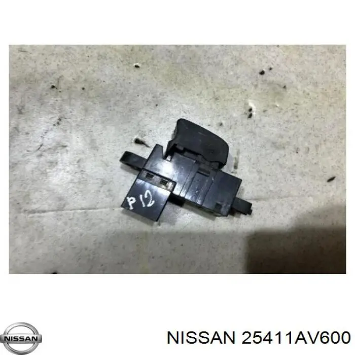 Кнопка вмикання двигуна склопідіймача задня Nissan Primera (P12) (Нісан Прімера)