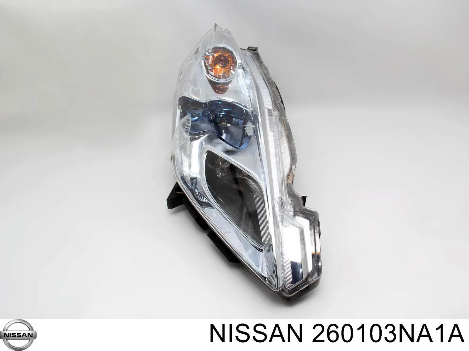 Фара права на Nissan LEAF (ZE0)