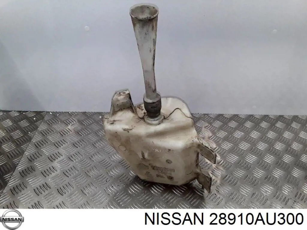Бачок склоомивача на Nissan Primera  P12