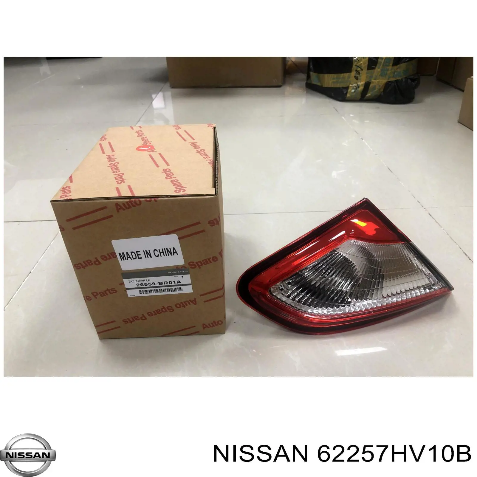 Решітка переднього бампера, ліва Nissan/Infiniti 62257HV10B