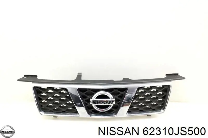 Решетка радиатора дефект (облазит хром) на Nissan Navara NP300 