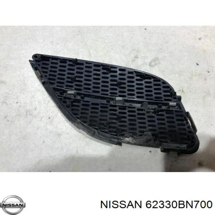 Решітка радіатора ліва Nissan Almera 2 (N16) (Нісан Альмера)