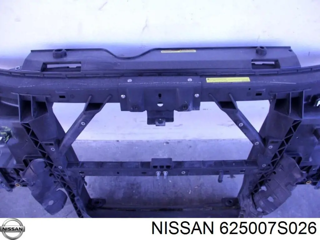 Рамка радіатора 625007S026 Nissan/Infiniti