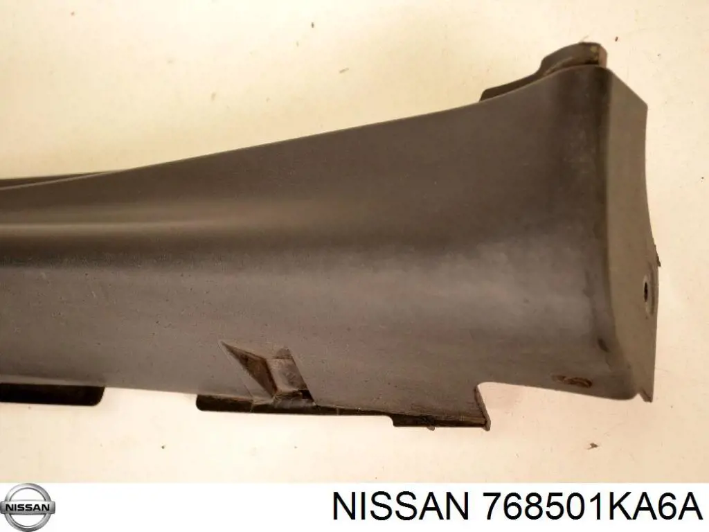 Накладка зовнішня (молдинг) порога, правий 768501KA6A Nissan/Infiniti