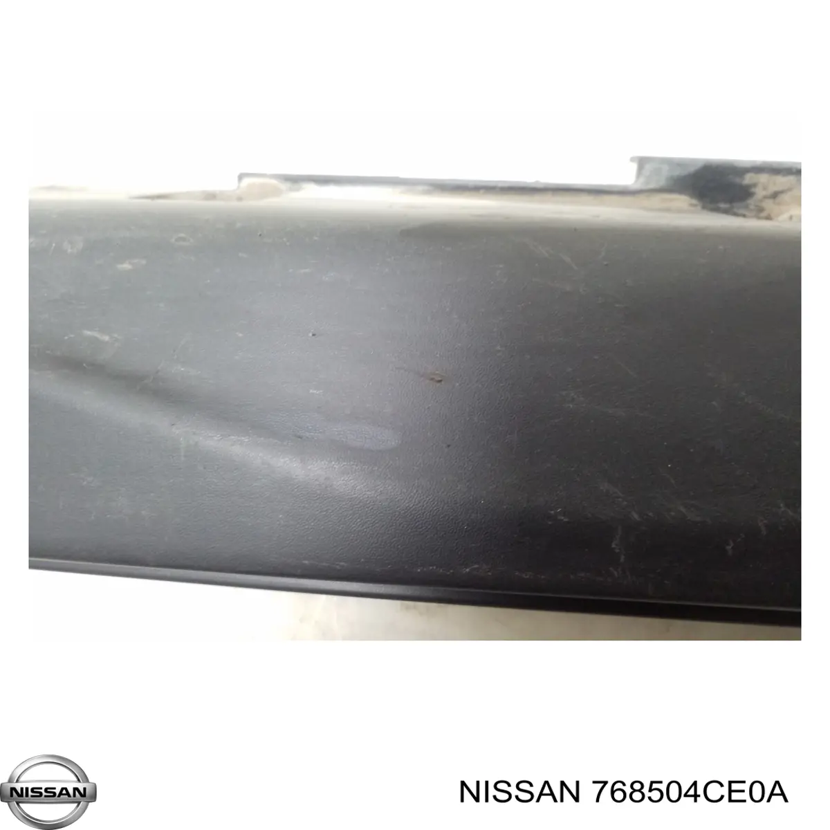 Накладка зовнішня (молдинг) порога, правий 768504CE0A Nissan/Infiniti
