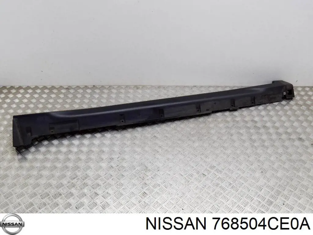 Купити 768504CE0A Nissan/Infiniti Накладка зовнішня (молдинг) порога, правий