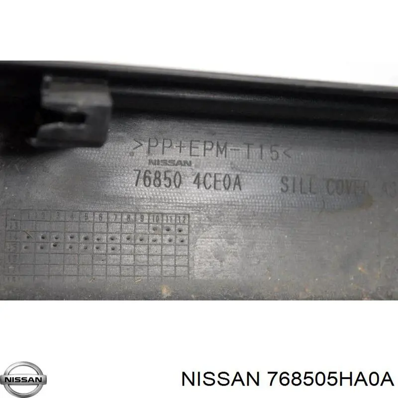 Накладка зовнішня (молдинг) порога, правий 768504CL0A Nissan/Infiniti