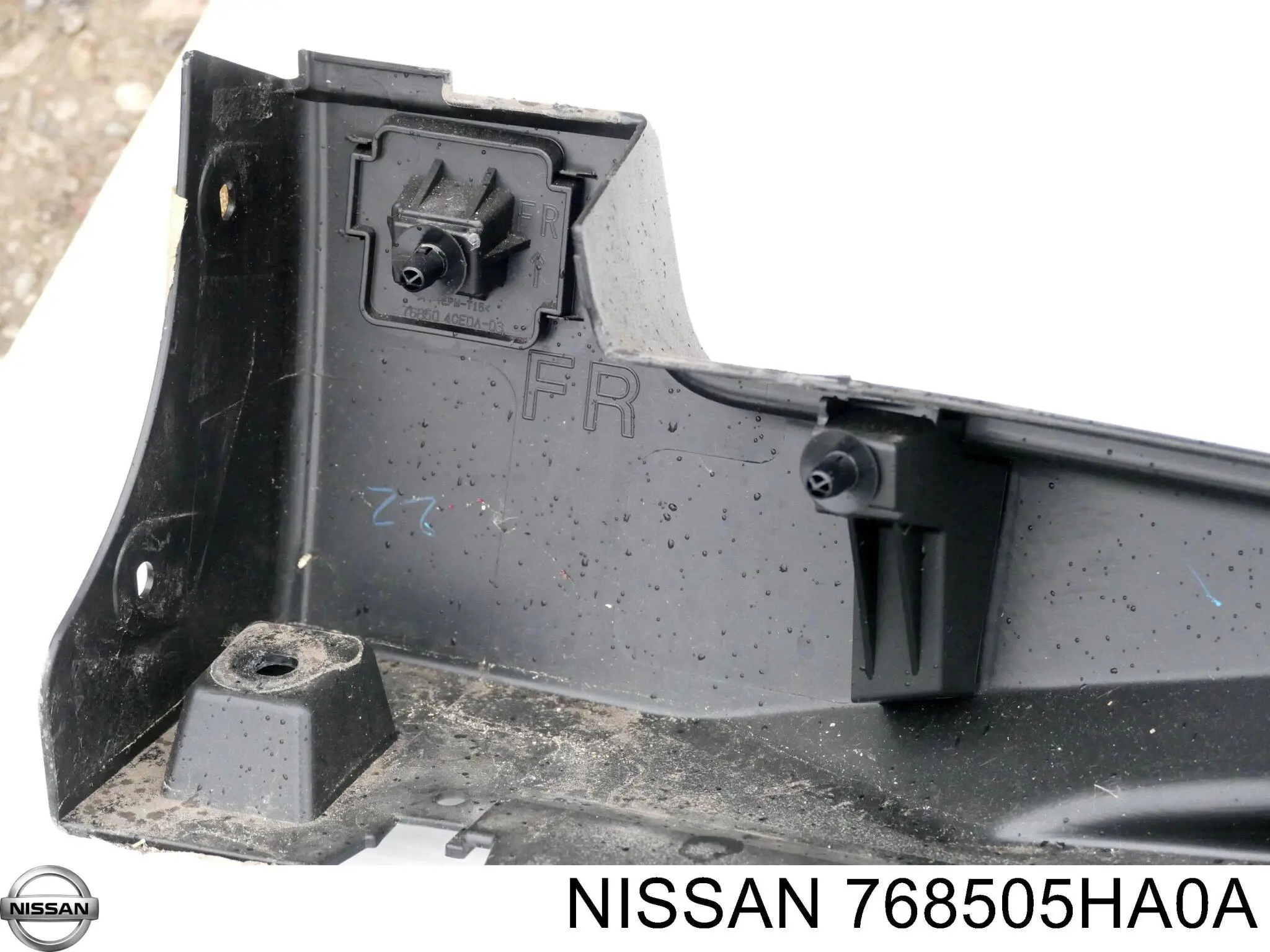 768504CL0A Nissan/Infiniti Накладка зовнішня (молдинг) порога, правий