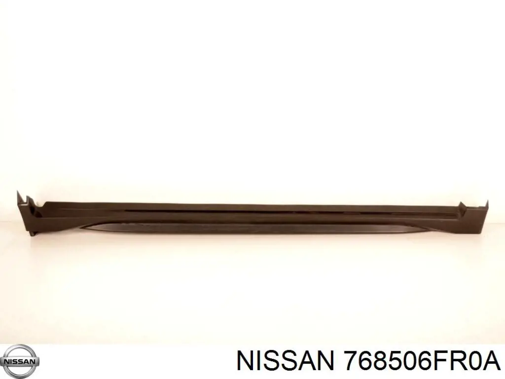 Накладка зовнішня (молдинг) порога, правий 768506FR0A Nissan/Infiniti