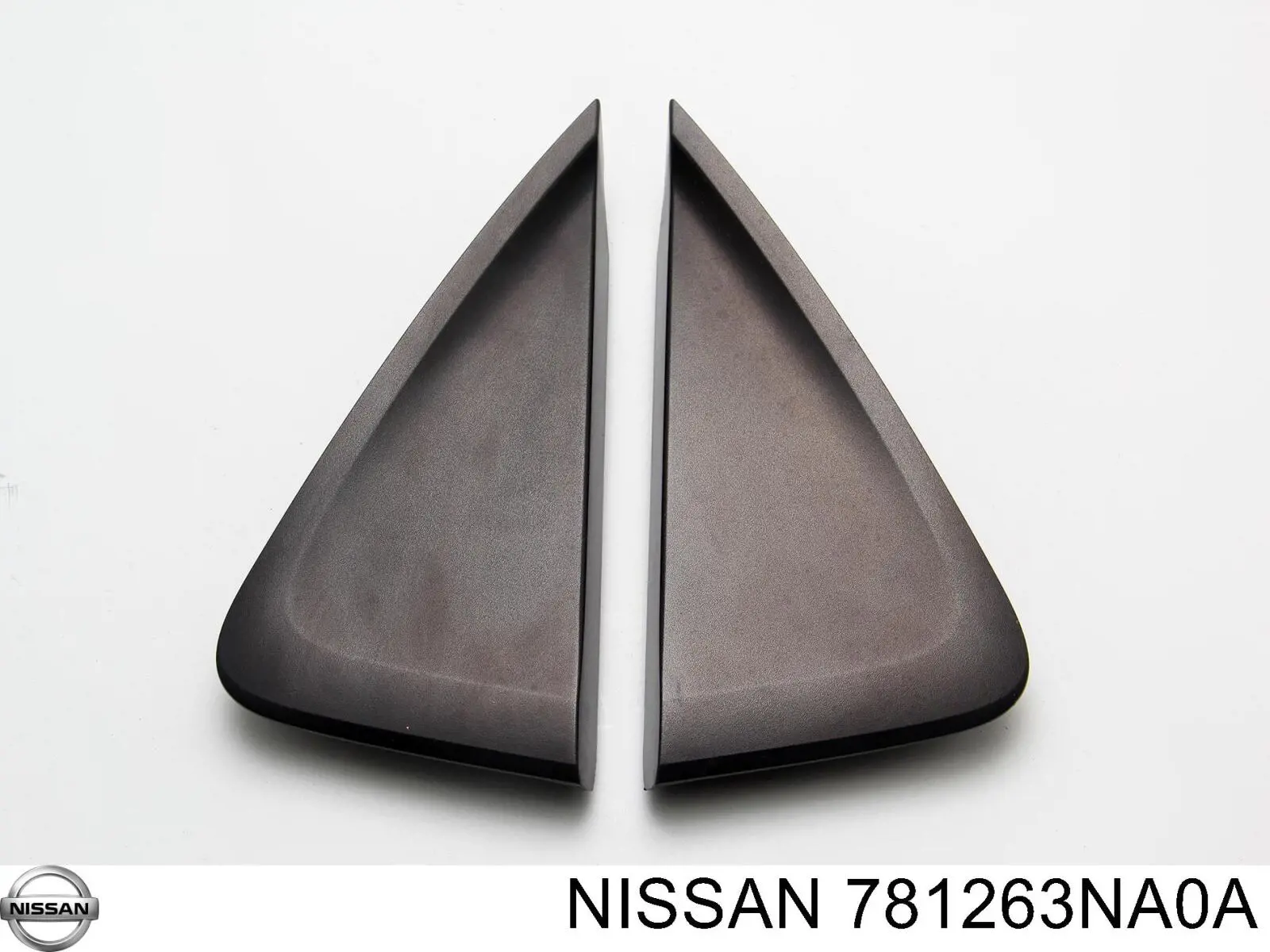 Накладка стійки кузова зовнішня, задня права на Nissan LEAF (ZE0)