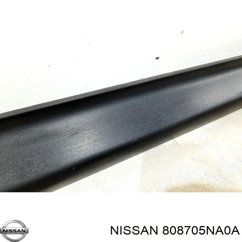 Молдинг передньої правої двері, нижній 808705NA0A Nissan/Infiniti