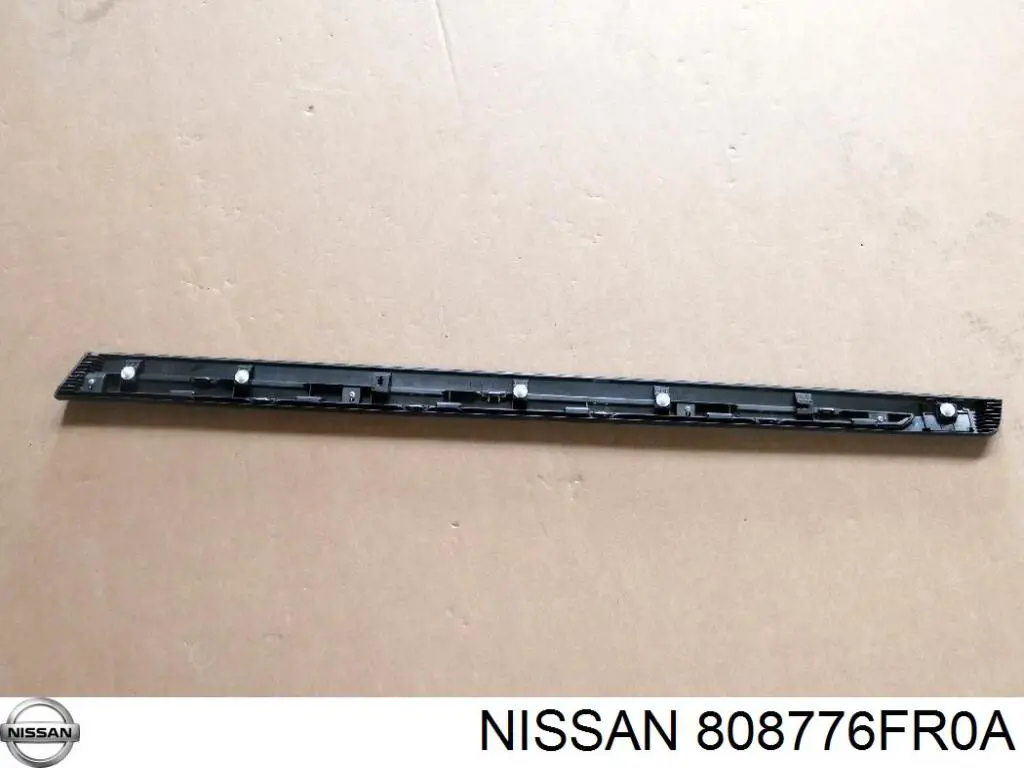 Молдинг передньої лівої двері, нижній 808776FR0A Nissan/Infiniti