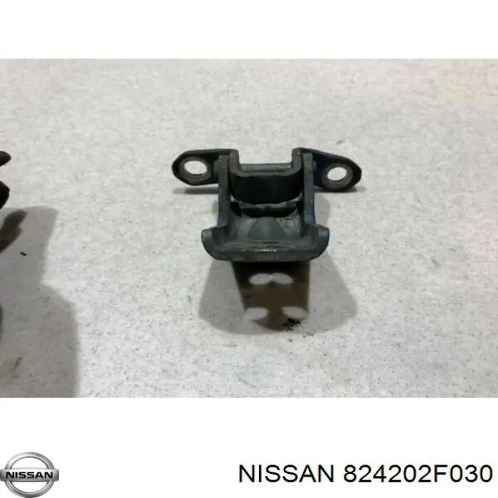 Купити 824202F030 Nissan/Infiniti Петля передніх дверей, правих