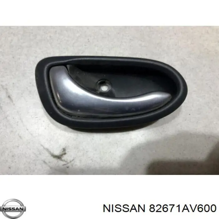 Ручка задньої двері внутрішня ліва Nissan/Infiniti 82671AV600 ціна, від 6.33 USD