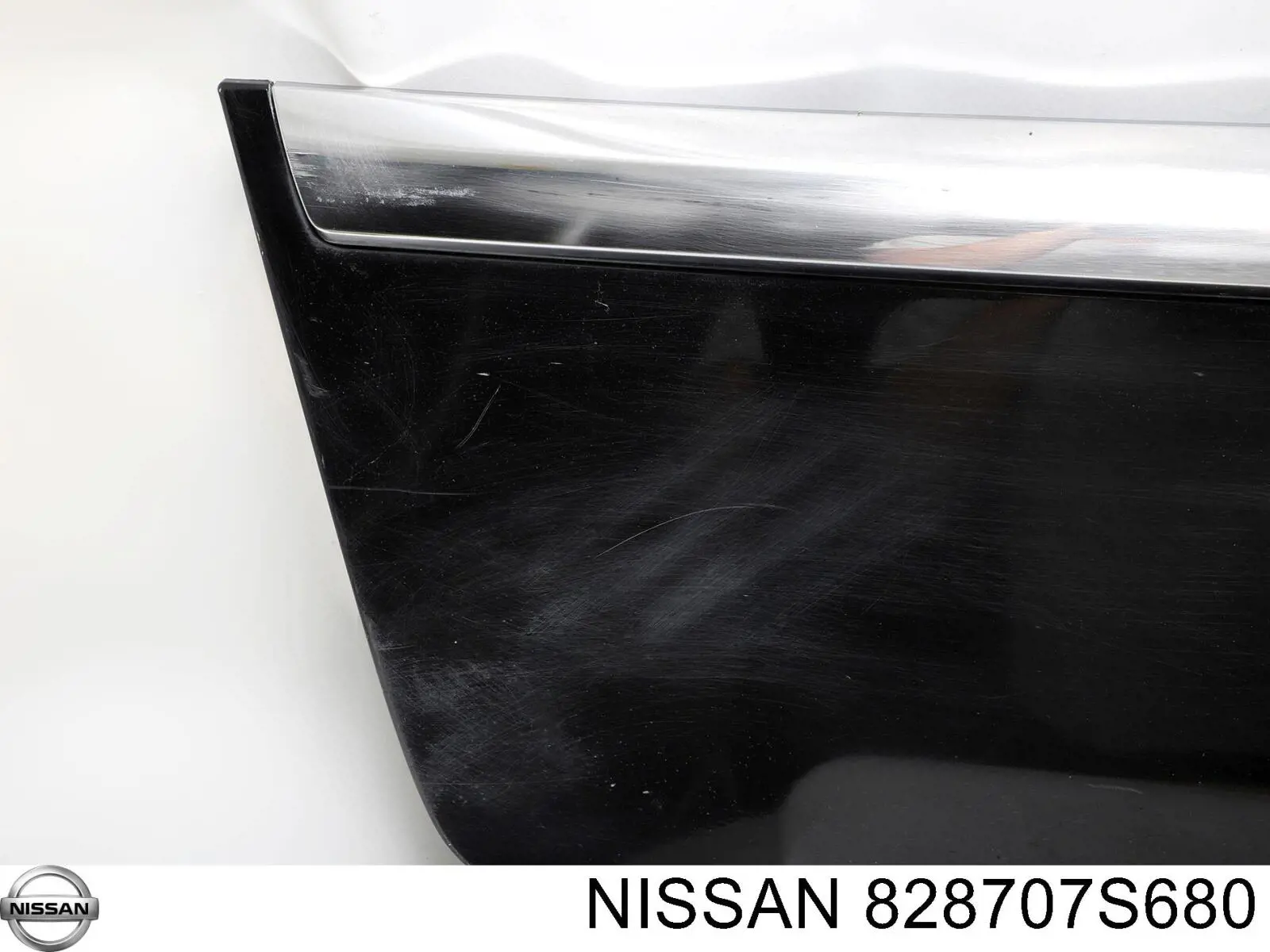 828707S680 Nissan/Infiniti Молдинг задніх правих дверей