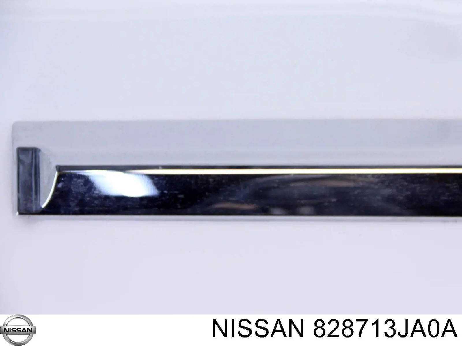 828713JA0A Nissan/Infiniti Накладка задніх дверей