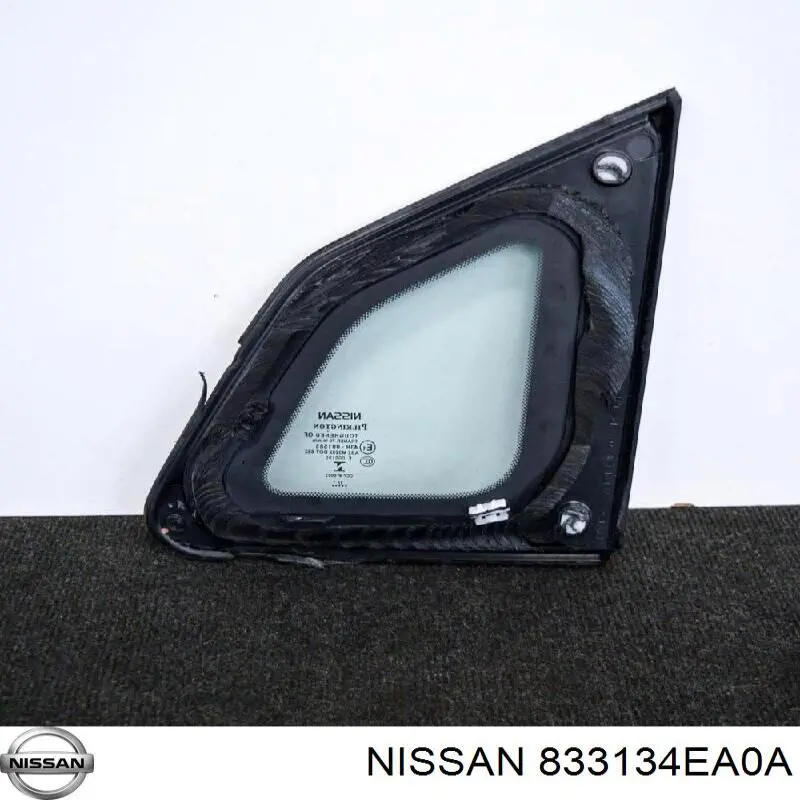 Скло багажного відсіку, ліве Nissan/Infiniti 833134EA0A