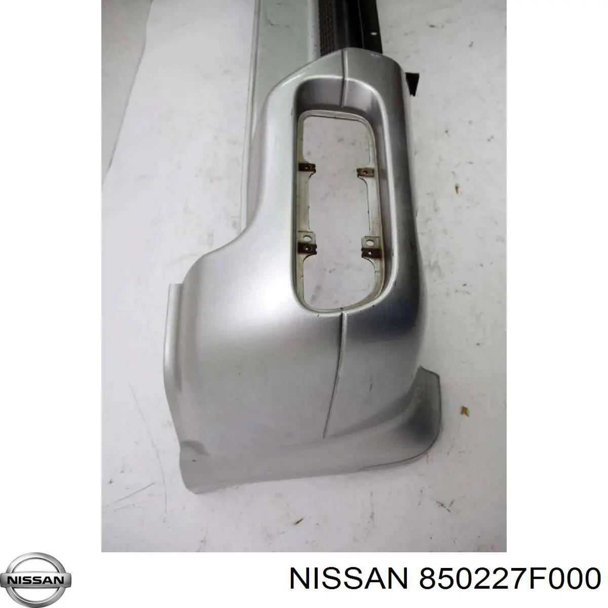 Задній бампер 850227F000 Nissan/Infiniti