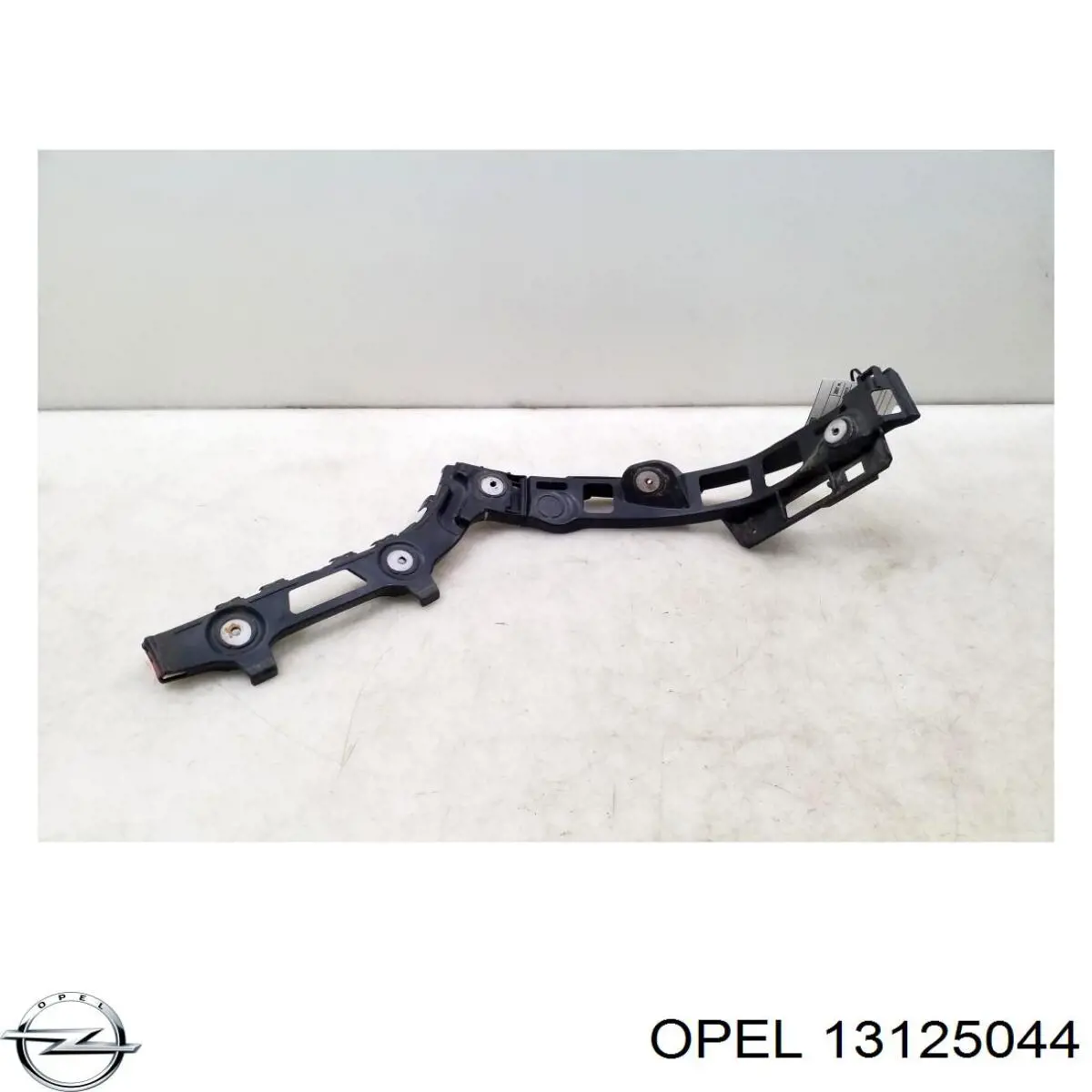 Купити 13125044 Opel Кронштейн бампера заднього, правий