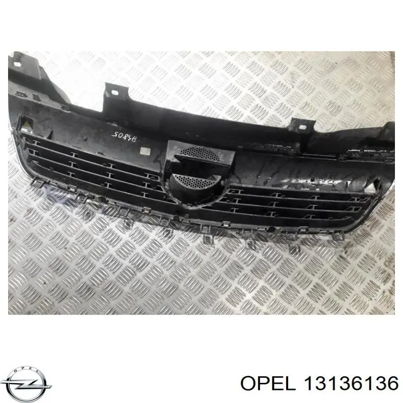 Решітка радіатора 13136136 Opel
