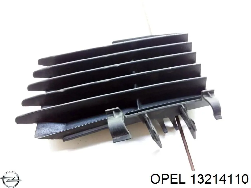 Решітка радіатора 13214110 General Motors