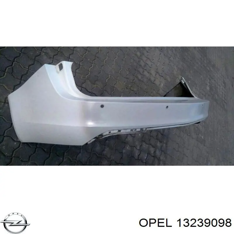 Бампер задний без отверстия под датчик на Opel Insignia A 