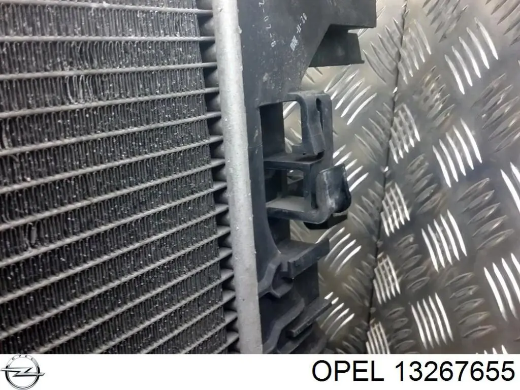 Радіатор основний Opel 13267655 ціна, від 103.18 USD