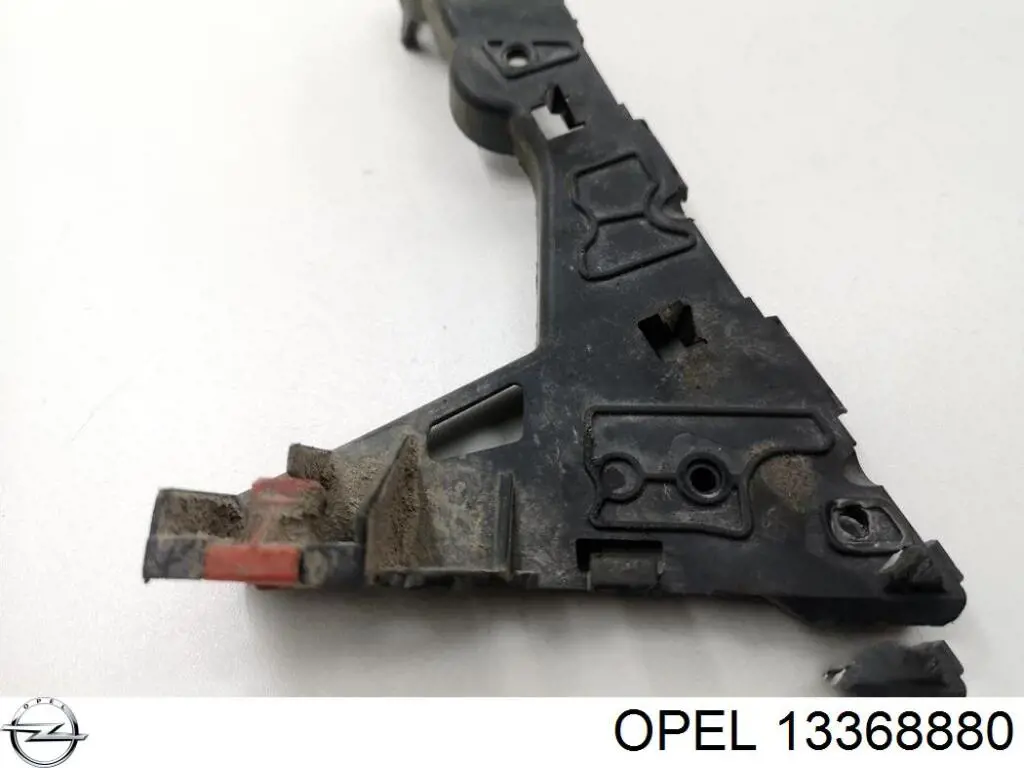 Кронштейн бампера переднього, лівий 13368880 Opel